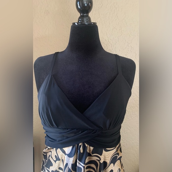 Intrigue Black and Gold Sleeveless Dress with Criss Cross back straps ~ Size L - Picture 2 of 6